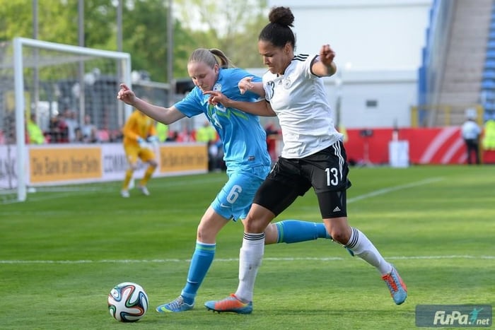 Anisa Rola v dresu slovenske nogometne reprezentance med tekmo